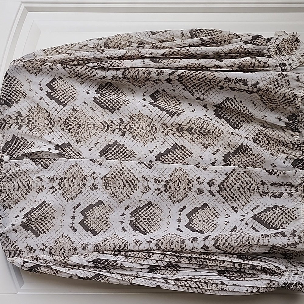 Chic Snake Print Blouse - Picture 2 of 4